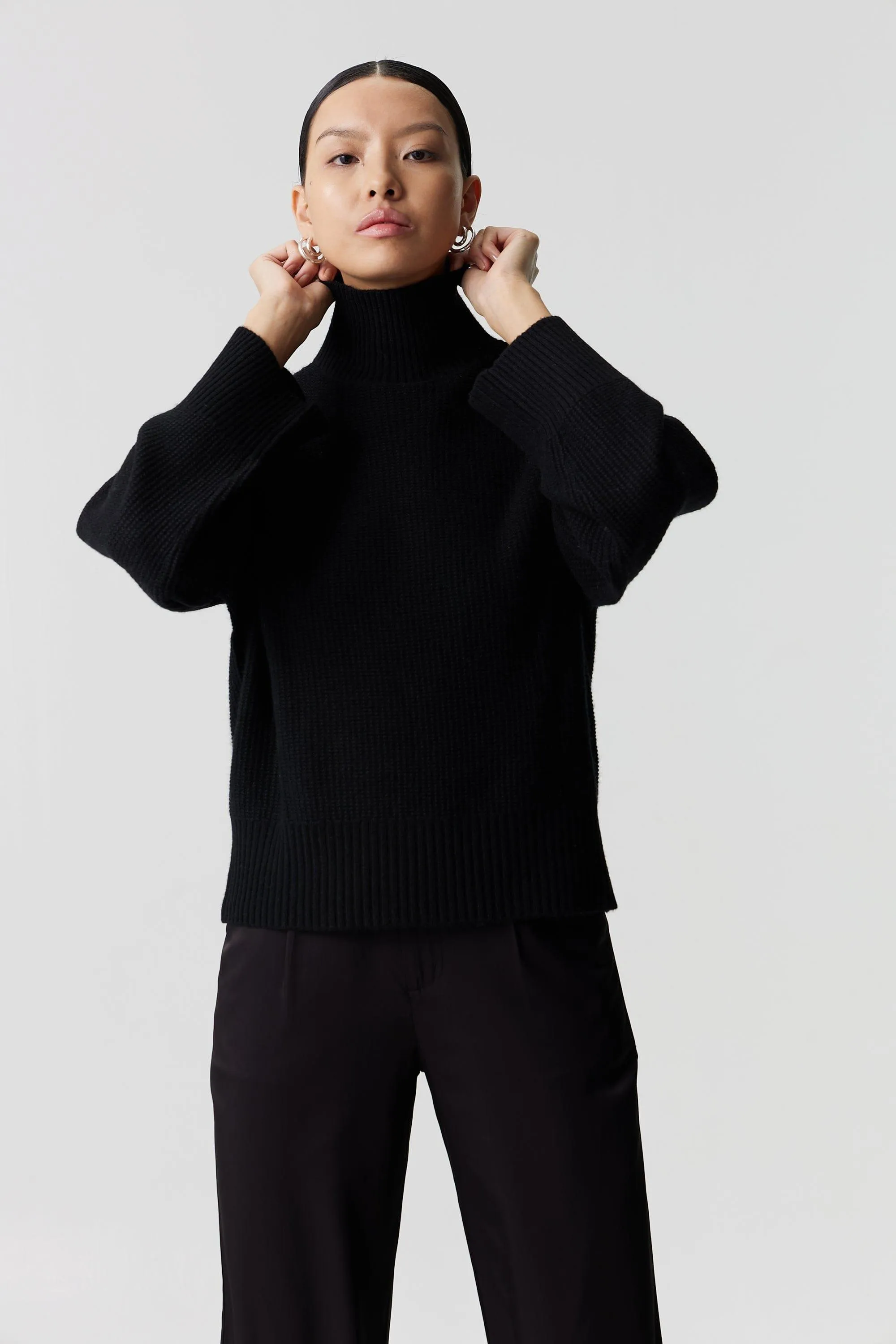 BOUCLE TURTLENECK KNIT | BLACK