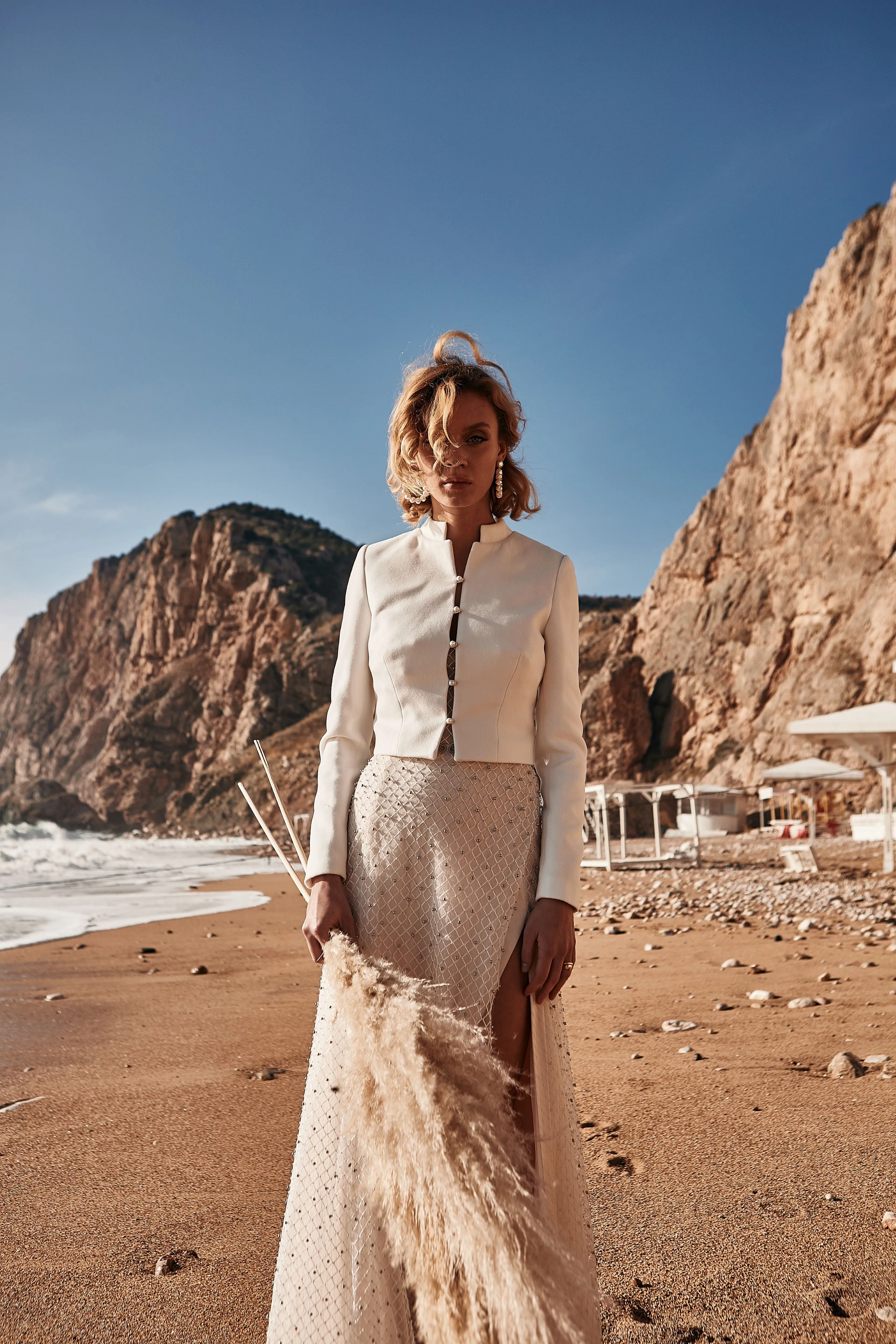 Knitted bridal cardigan with buttons and collar.