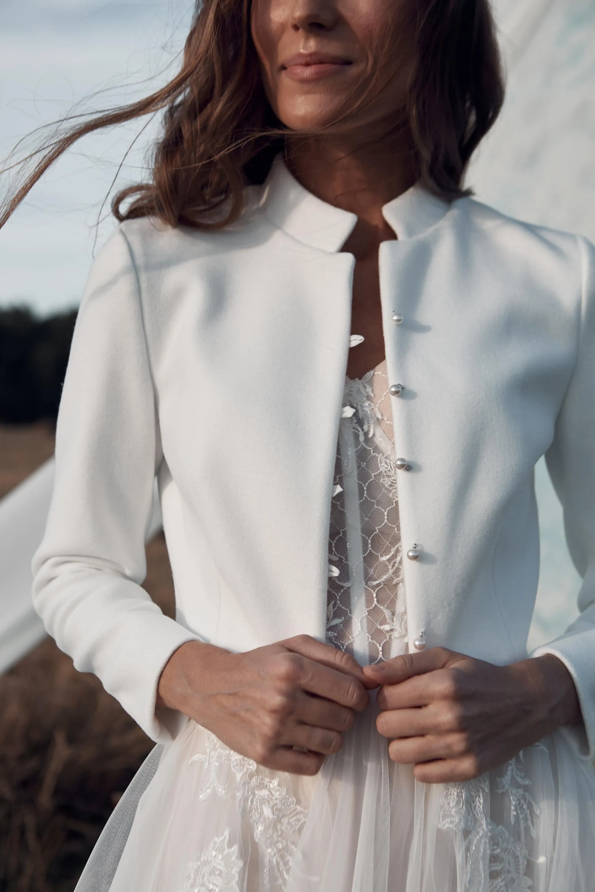Knitted bridal cardigan with buttons and collar.