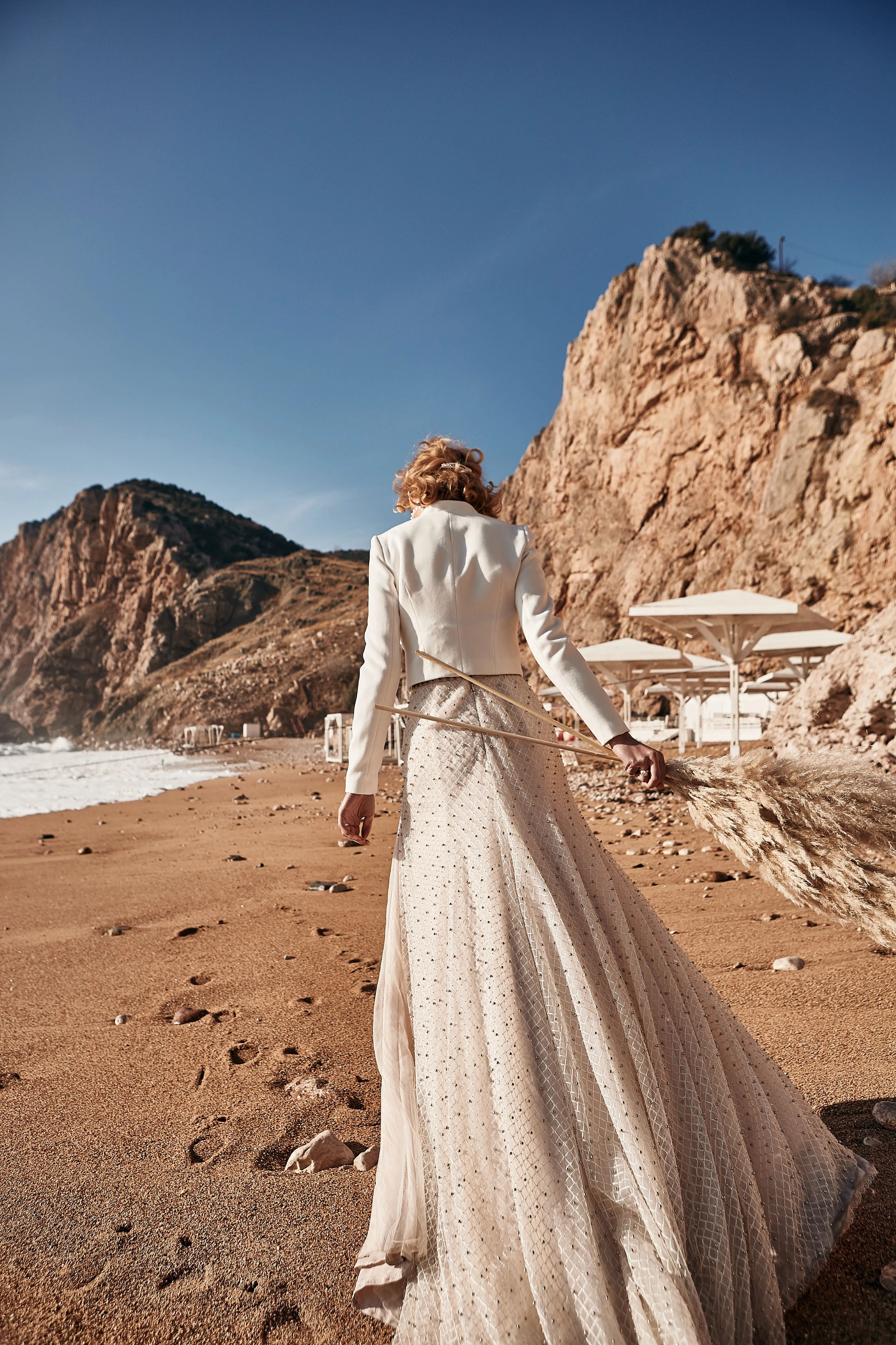 Knitted bridal cardigan with buttons and collar.