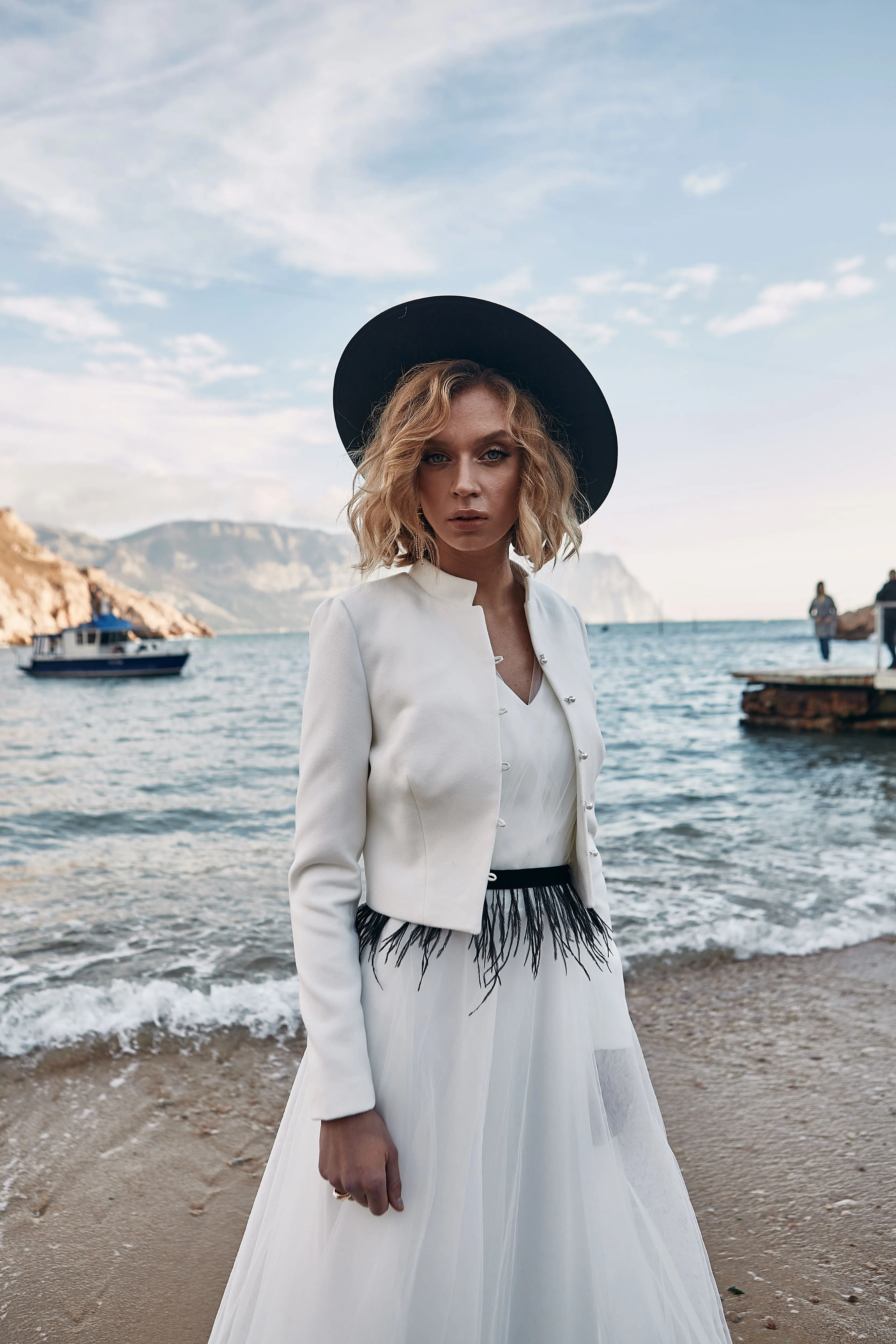 Knitted bridal cardigan with buttons and collar.