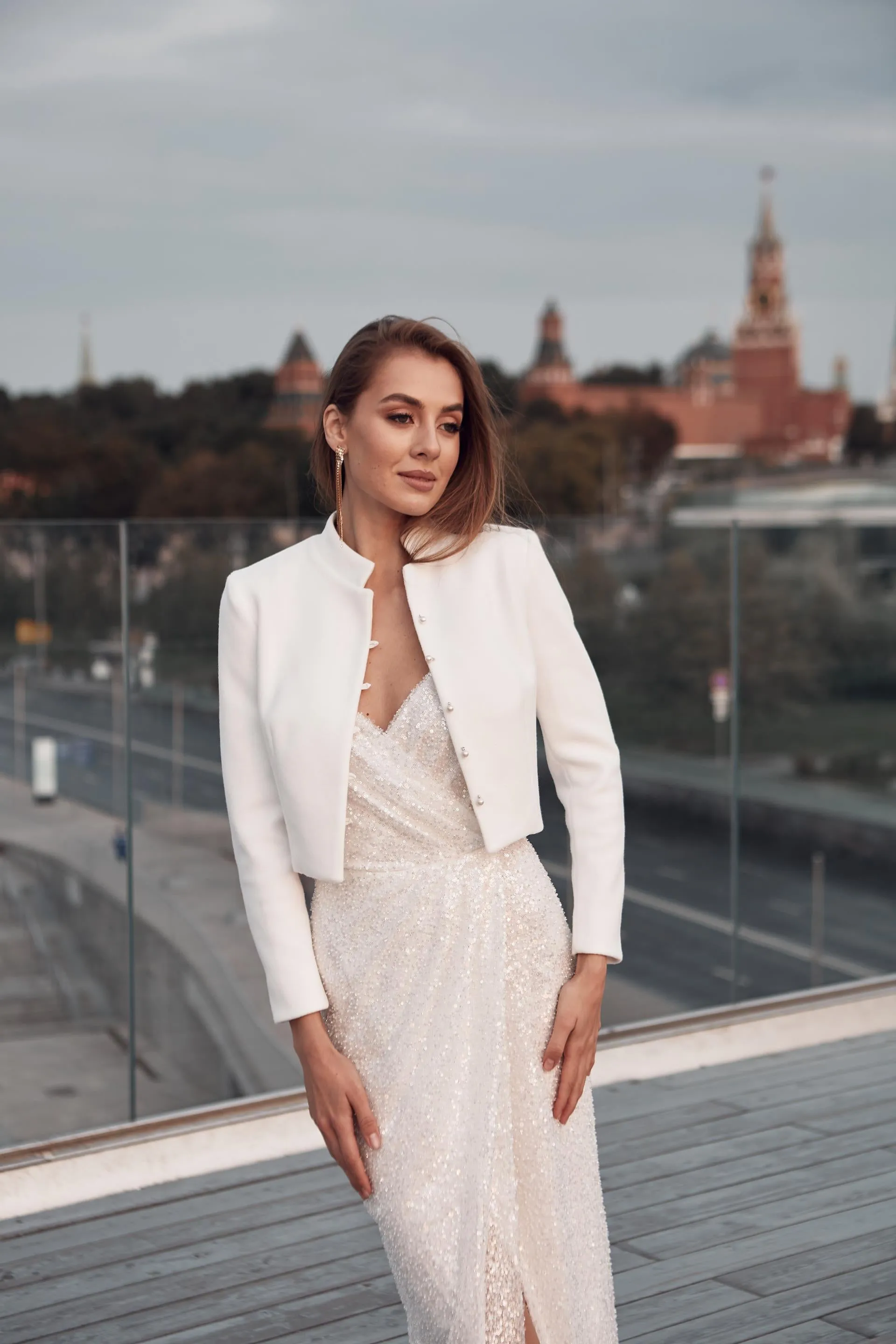 Knitted bridal cardigan with buttons and collar.