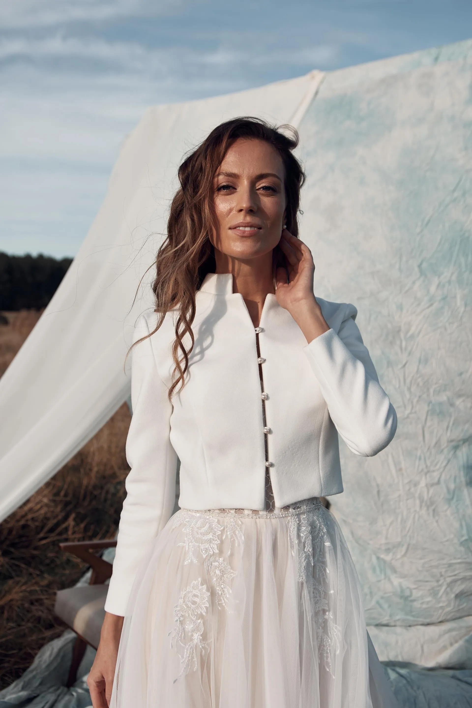 Knitted bridal cardigan with buttons and collar.