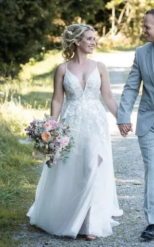 Plunging Neckline A-Line Tulle Sexy Wedding Dress Sleeveless Appliques-716592
