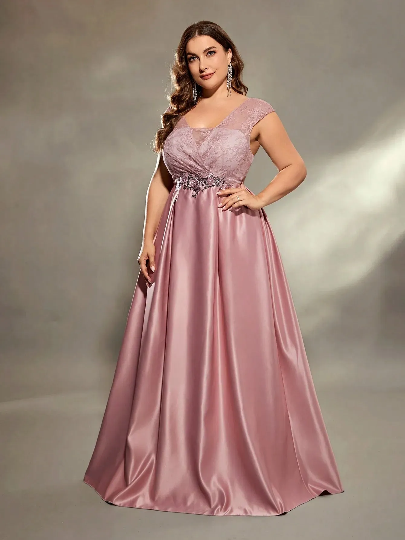 Plus-size hollowed-out shoulder lace chest dress