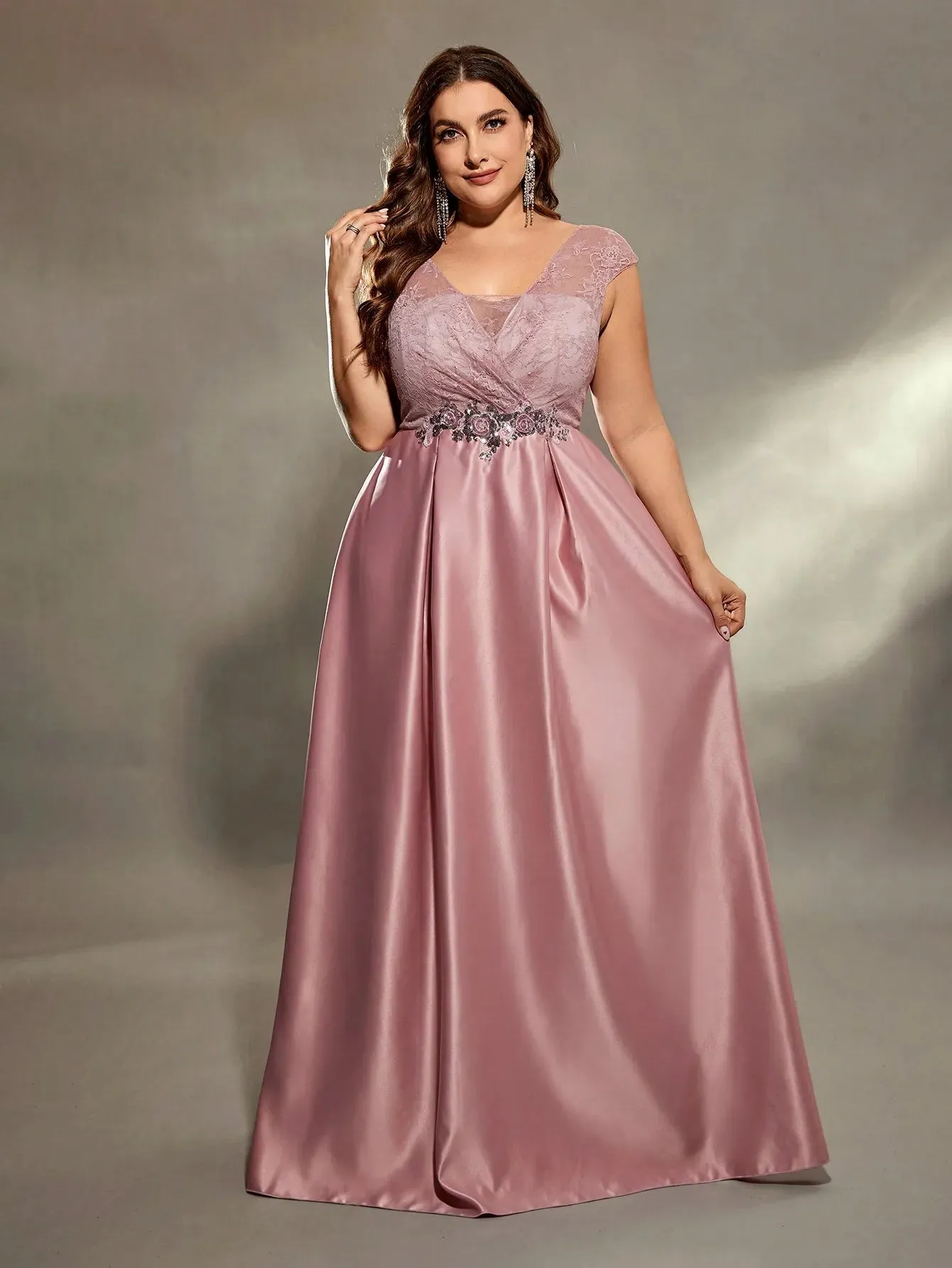 Plus-size hollowed-out shoulder lace chest dress