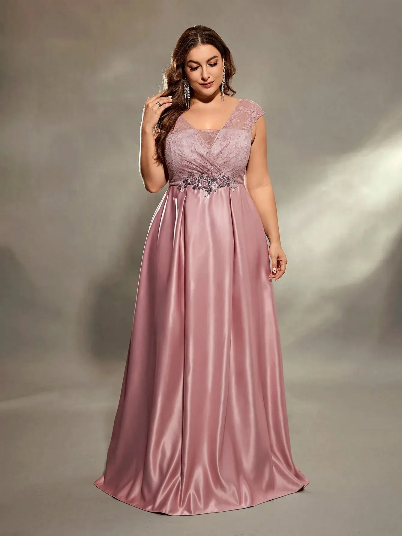Plus-size hollowed-out shoulder lace chest dress