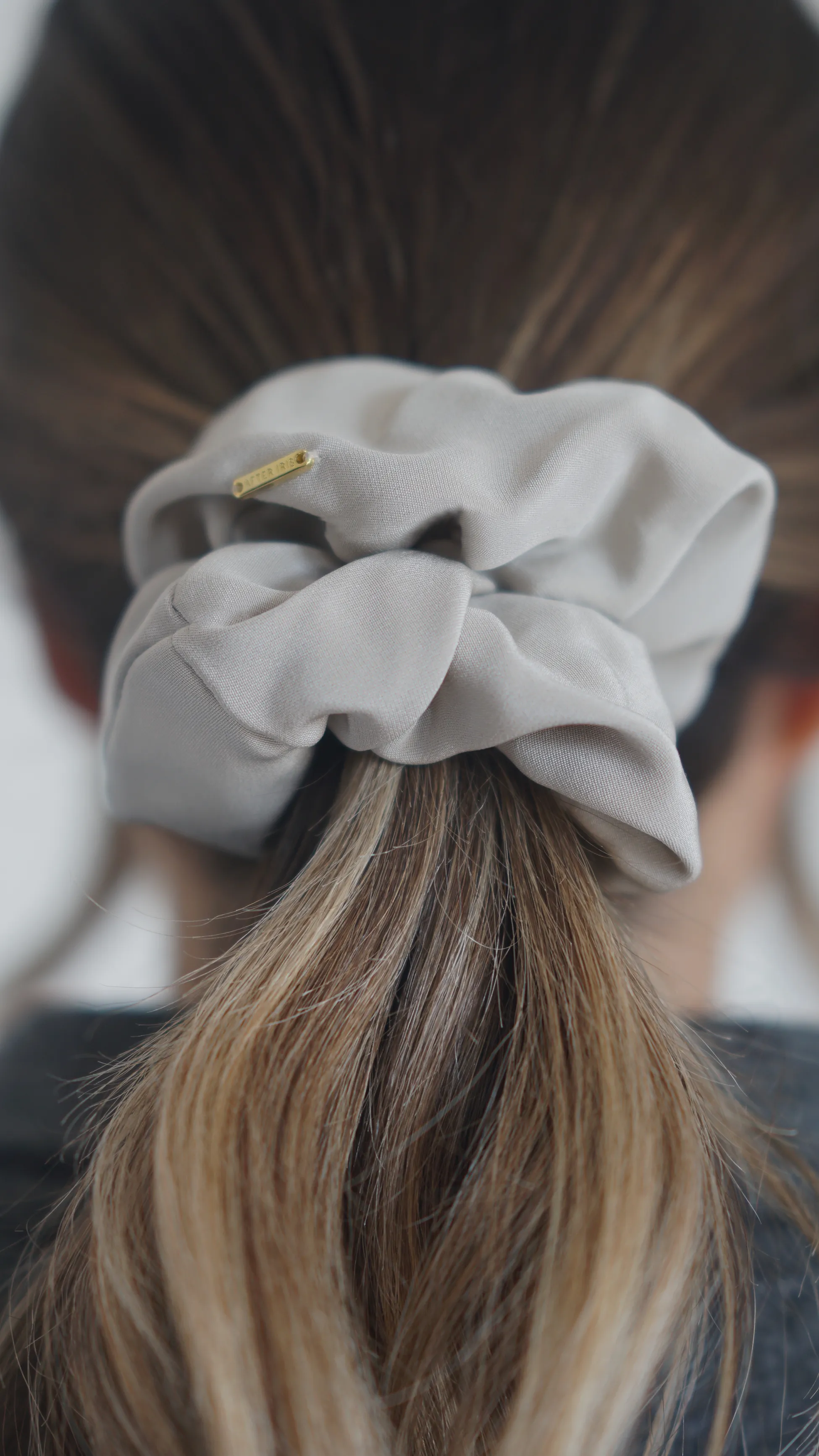 THE ALICE SCRUNCHIE MEDIUM - STONE