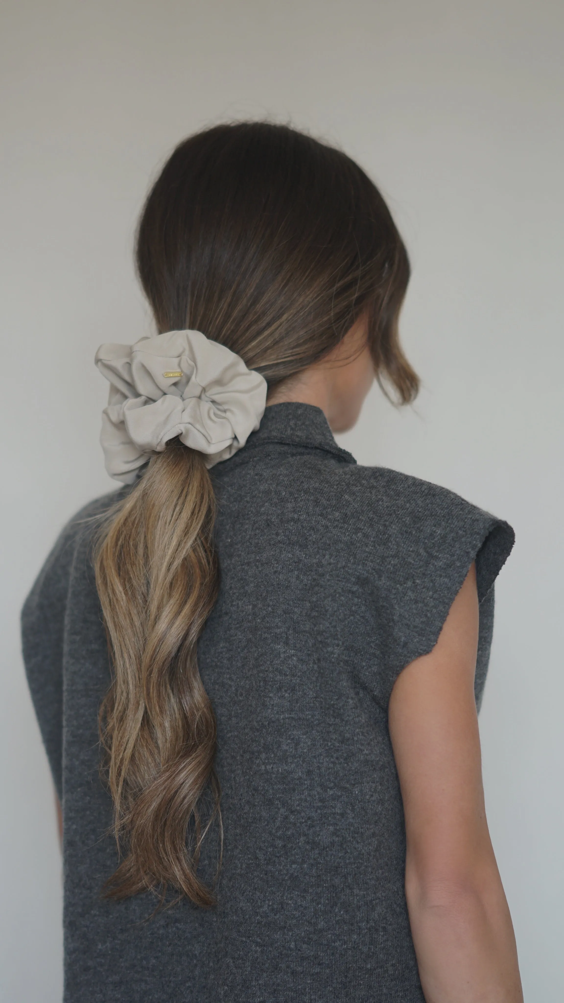 THE ALICE SCRUNCHIE MEDIUM - STONE