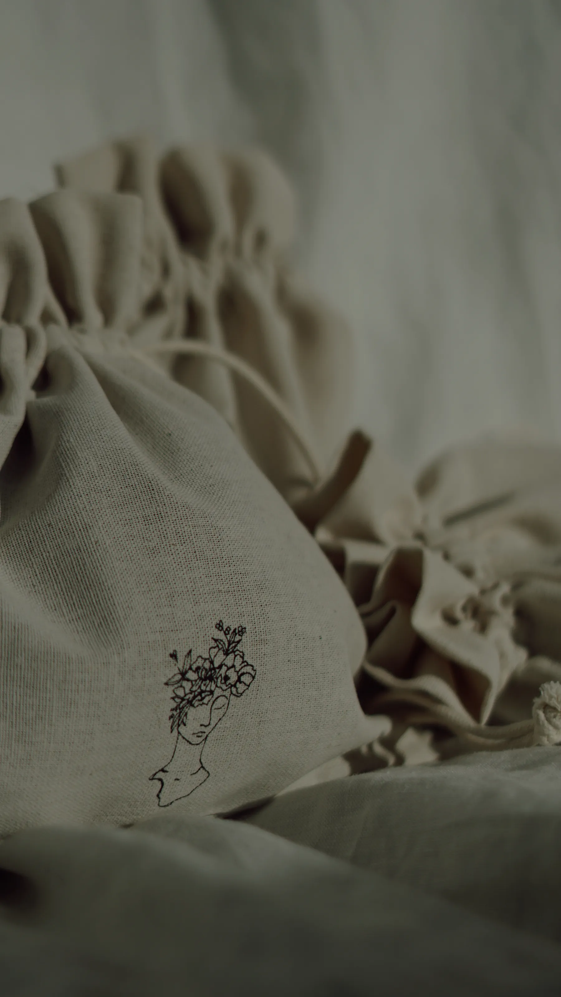 THE ALICE SCRUNCHIE MEDIUM - STONE
