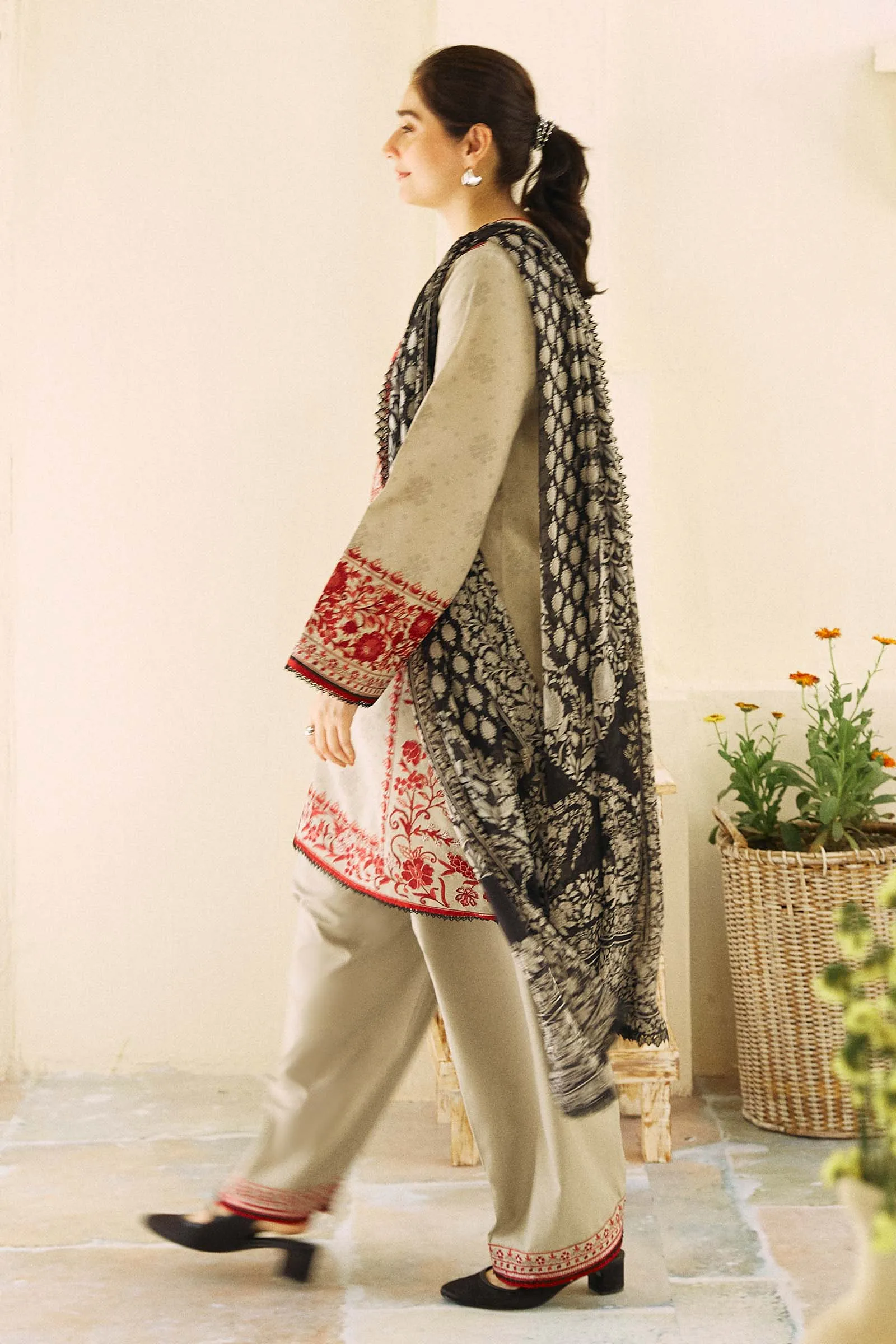 Zara Shahjahan | SABAH-D7 - Dhanak